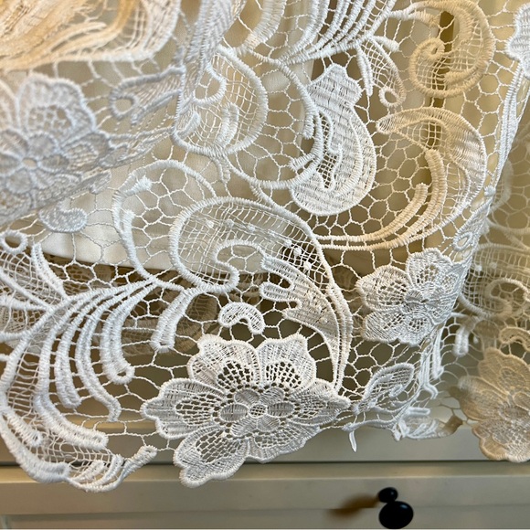 Romeo & Juliet Couture Ivory Lace Dress - Picture 3 of 6